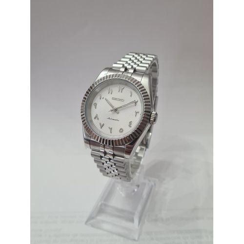 Seiko Arabic Dial  Cadran Arabic Blanc, Boîtier Argent 39mm, Mouvement Nh35