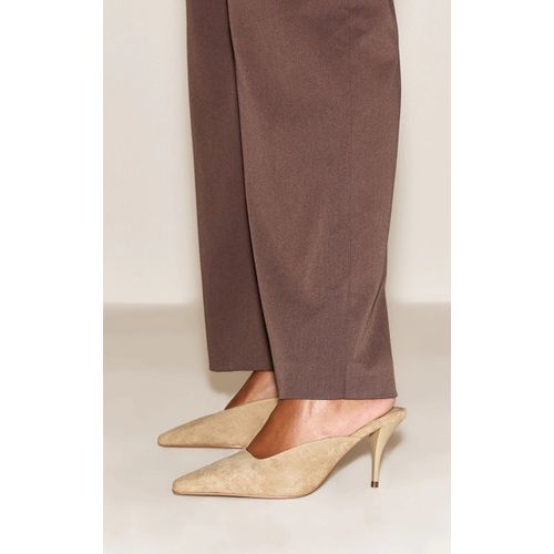 Mules Style Escarpins En Suédine Taupe Bouts Carrés Ciselés