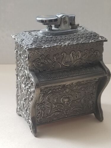 Briquet De Table En Étain