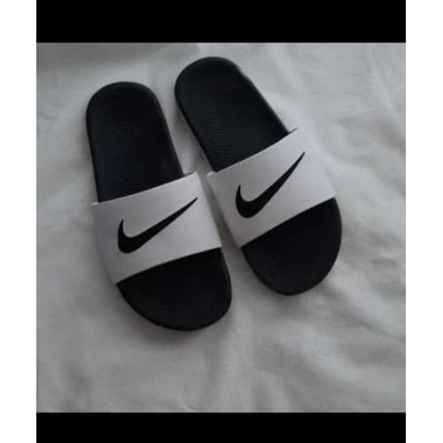 Claquettes Nike Originales Confortables, Stylées Et Parfaites Pour L'été ! Semelle Antidérapante, Design Moderne Noir Et Blanc. Idéales Pour La Maison, La Plage Ou La Ville.