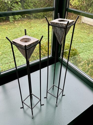 Paire de bougeoirs à forme géométrique