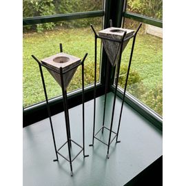 Paire de bougeoirs à forme géométrique