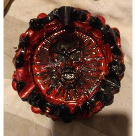 Cendrier Rouge Et Noir Ornée De Crâne. Création En Résine Époxy Fait Main En France Et Pièce Unique.