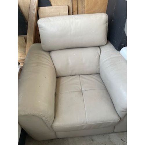 Fauteuil une place cuir center.