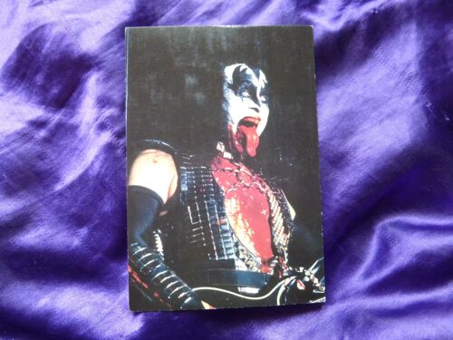 Kiss. Carte Postale Avec Gene Live Couvert De Sang. Fabriquée Aux Usa En 1998. Classico San Francisco 460-123. Lot 100