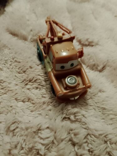 Voiture miniature marron de Martin Disney Pixar dans the car.