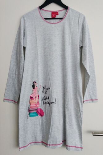 T Shirt De Nuit Manches Longues. Chemise De Nuit Gris Chine. Mon Peche Mignon. Femme Assise Sur Des Macarons. Françoise Saget. Coton. Polyester. Taille 42 / 44