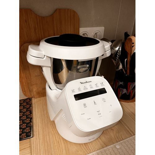 - Type de produit : Robot multifonction de cuisine - Marque : Moulinex - Modèle : Companion - 12 programmes automatiques - Capacité : 4,5 L (jusqu’à 10 personnes) - 5 accessoires inclus