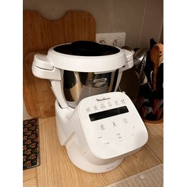 - Type de produit : Robot multifonction de cuisine - Marque : Moulinex - Modèle : Companion - 12 programmes automatiques - Capacité : 4,5 L (jusqu’à 10 personnes) - 5 accessoires inclus