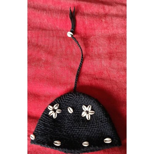 Joli Bonnet Noir Orné Avec Coquillages. Laine Fait Main