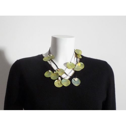 Collier Avec Ronds En Coquillage Vert Et Beige Montés Sur Liens En Coton