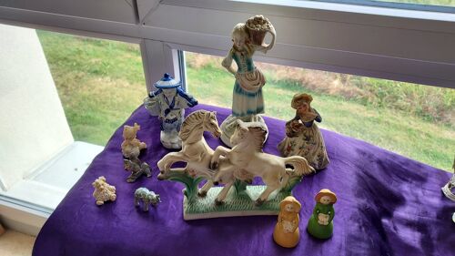 Lot 10 Figurines En Céramique 1 Chevaux 4 Courtisanes 1 Chinois Portant Un Seau Éléphant 1 Écureuil 1 Bébé 1 Ourson La Plus Grande Fait 23 Cm De Haut