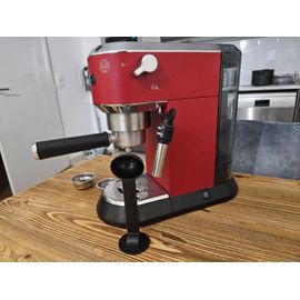 Machine à café expresso Delonghi Dedica en très bon état.  Vendue avec les accessoires d'origine : filtre expresso, filtre double expresso, filtre dosette et cuillère doseur/pilon.