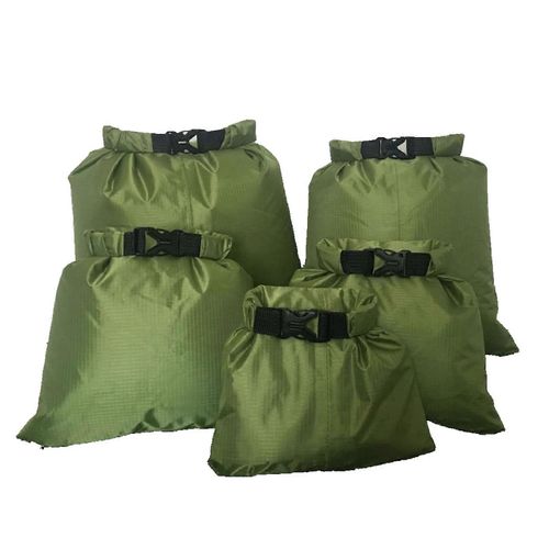 Lot de 5 sacs etanches avec sangles, ideaux pour la plage, le camping, le kayak et le rangement dans un sac a dos.