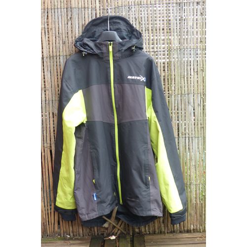 Veste Imperméable / Coupe Vent. Extérieur 100% Nylon; Doublure 100% Polyester; Capuche Réglable Par Cordon De Serrage, Visière Rigide ; 3 Poches . Très Peu Portée , Très Propre , Aucune Éraflure .