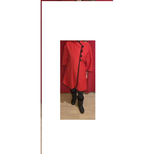 Parka/Cape Laine Rouge + Liseré Noir - Boutonnée _ Courte (Hanches) - T.U. - Marque Vintage