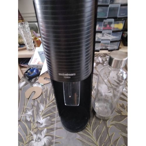 vend sodastream avec ces 2 bouteille verres
