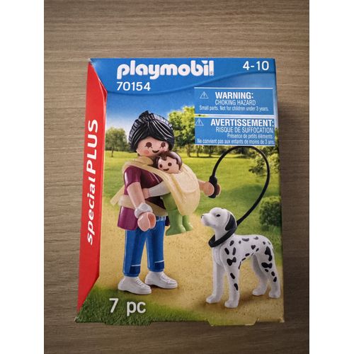 MAMAN AVEC BÉBÉ ET CHIEN