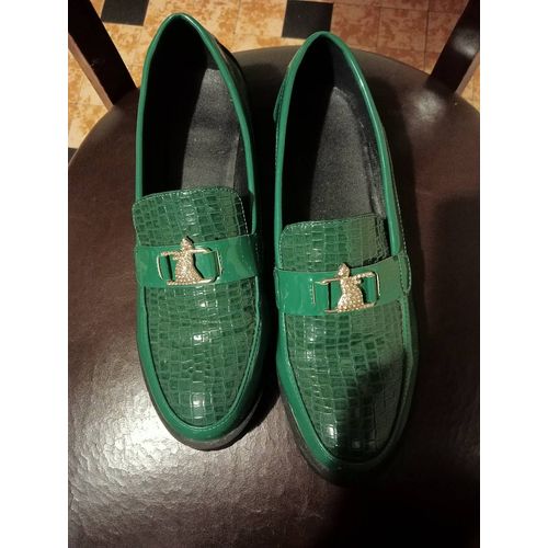 Mocassins Femme Cuir Vegan Simili Cuir Vert Décor Métal Doré Avec Cristaux Strass. Pointure 40
