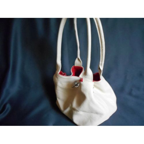 Sac à main beige formant une bourse