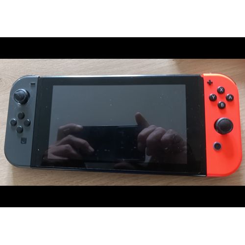 Nintendo Switch avec Joy-Con noir et rouge
