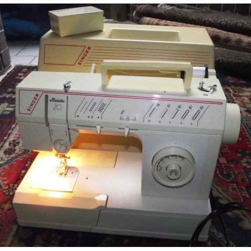 Machine à coudre SINGER modèle 5802C Mélodie 20 sa notice et ses accessoires.
