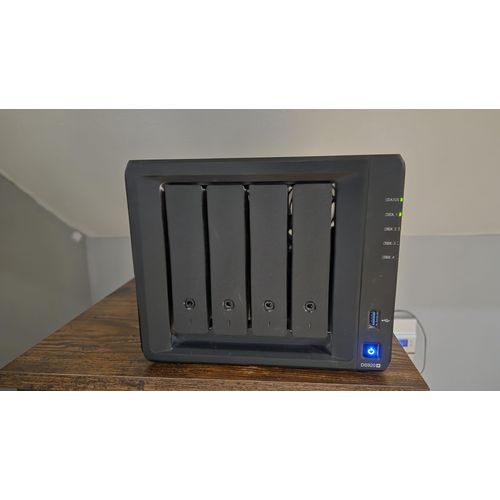 NAS Synology '8' DS920+ 4 BAIES 2.0/2.7 GHz QuadCore  4Go