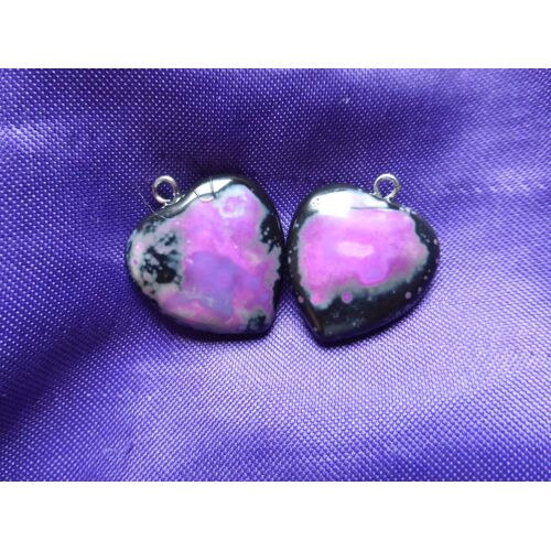 Boucles D'oreilles Coeurs En Agate. Violet Et Noir. 2.3 Cm. Magnifiques Pierres Aux Couleurs Harmonieuses, Elles Peuvent Être Utilisées Comme Pendentifs. Parfaite Idée De Cadeau. Lot 955