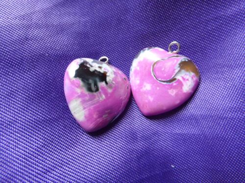 Boucles D'oreilles Coeurs En Agate. Rose, Noir, Blanc Et Doré. 2.3 Cm. Peuvent Être Utilisées Comme Pendentifs. Magnifiques Pierres Aux Couleurs Harmonieuses. Lot 962