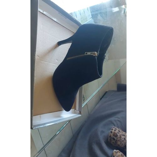 Chaussures Talons Noires Jamais Portées. En Daim Taille 40