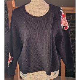 Superbe Pull Noir Avec Des Fleurs Brodées Aux Manches