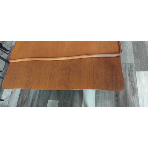 Table de salle a mangé et 4 chaises en chêne clair