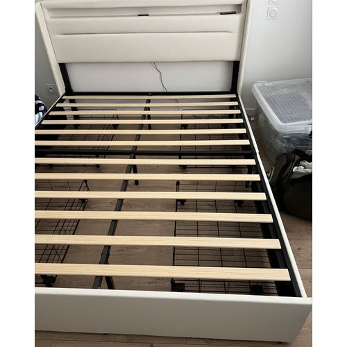 Vente de cadre de lit 160x200 , disposant d¿une tête de lit de 4 tiroirs de rangement d¿un sommier à lattes, d¿une led  à variation lumineuse et colorimetrique , 