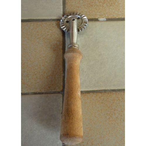 Roulette Dentées ,Pâtisserie Et Pâtes - Manche En Bois ,17cm ,Années 70