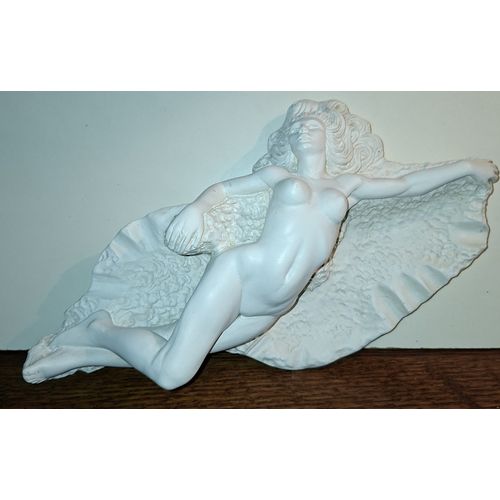 Statuette Femme Allongée en plâtre blanc