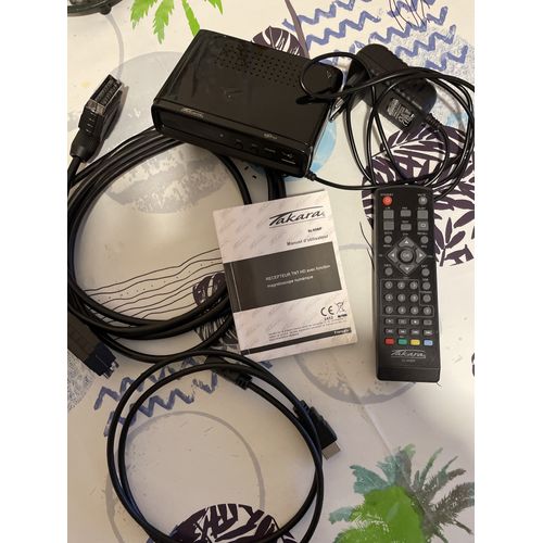 Décodeur Takara avec câbles , télécommande et mode d’emploi.