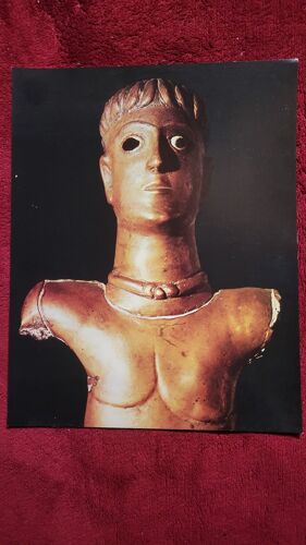 Photo 235 X 295 Sur Papier Glacé Représentant : Statuette En Bronze Du "Dieu Au Torque", Datant D'environ 500 Ans Avant Jc. Musée Des Antiquités Nationales De St Germain En Laye
