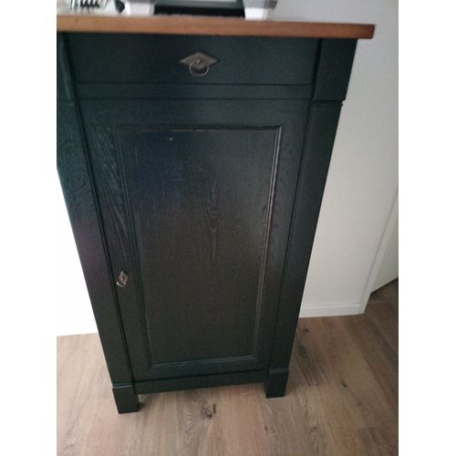 Petit meuble salle à manger ou salon en chêne massif, de couleur noir et beige sur le plateau . Très bon état général, acheté 1800€ en mars 2025.