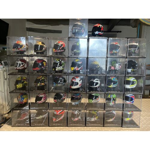 Collection Casque miniature 1:5 Moto GP environs 80 pièces listing sur demande tarif suivant modèle et quantité