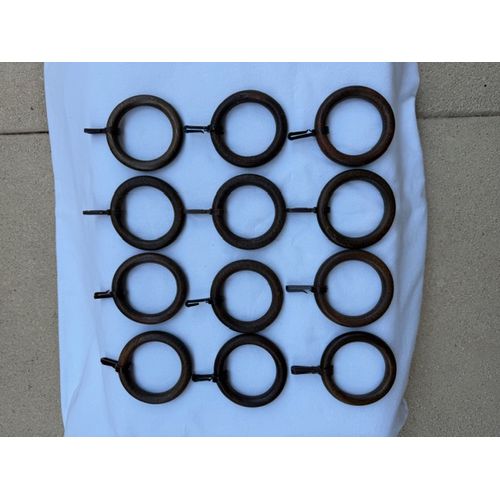 12 anneaux pour rideaux en bois.