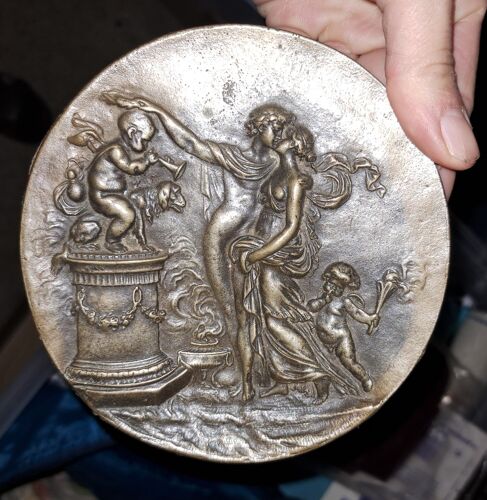 Ancien Médaillon En Bronze D'Après Clodion Amoureux Devant Deux Angelots "Les Serments" Collection Vintage Rare Pour Collectionneur - Grosse Pièce Ornée En Relief Dans Le Goût De L'Antique