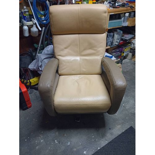 Fauteuil de relaxation ou bureau.en cuir.