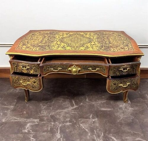 Un grand Bureau style Boulle époque en hêtre, orné de bronze, avec 5 tiroirs