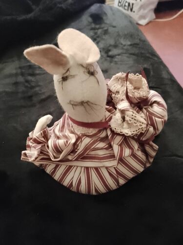 Peluche souris avec son polochon rouge blanc victorienne début 1900.