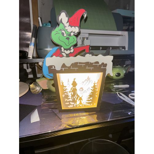 Vends lanterne personnalisée sur demande. Fait main avec fonctionnement piles . Les leds ne consomment pas beaucoup de piles .