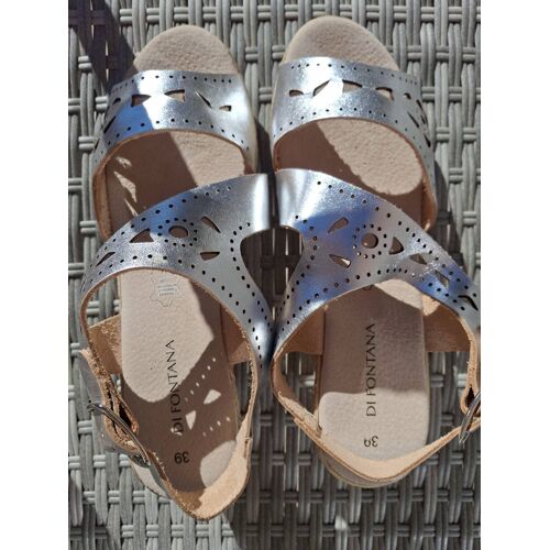 Belles Sandales Couleur Argentee Metallisee.