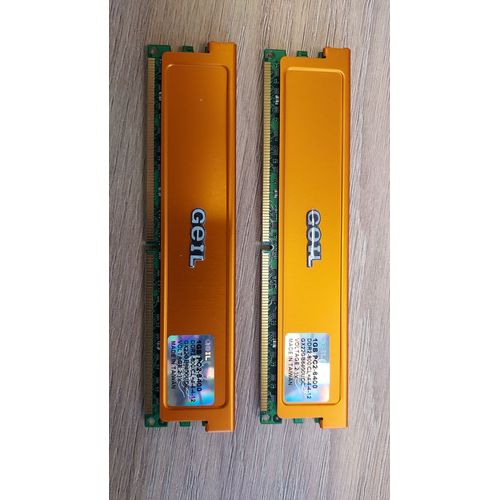 2 barrettes de mémoire de 1GB: PC2-6400 DDR2-800 CL=4-4-4-12