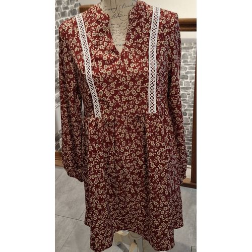 Jolie Robe Fleurie Bordeaux Et Beige Avec Bandes Blanches Ajourées