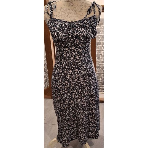 Robe Noire Mi-Longue Fendue Devant À Petites Fleurs Blanches Et Rouges