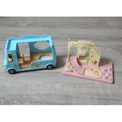 SYLVANIAN FAMILIES : LE BUS ARC-EN-CIEL ET LE CHATEAU DES BEBES